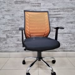 Кресло Barneo K-138 для персонала (черная ткань оранжевая сетка) в Первоуральске - pervouralsk.mebel24.online | фото 1